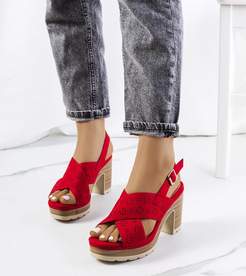 Czerwone sandałki na platformie