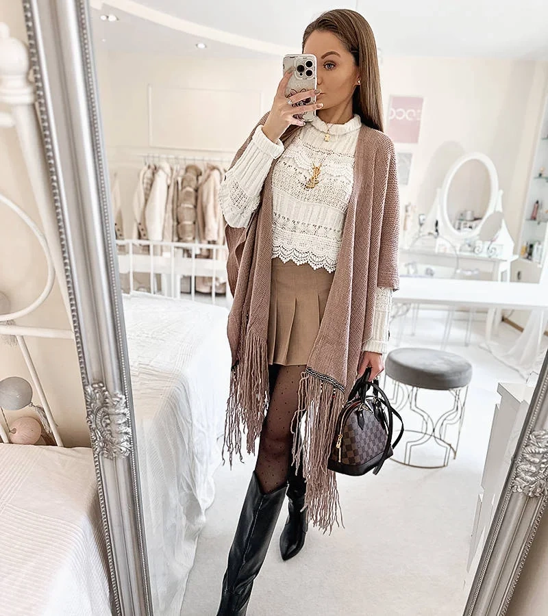 Różowa narzutka z frędzlami