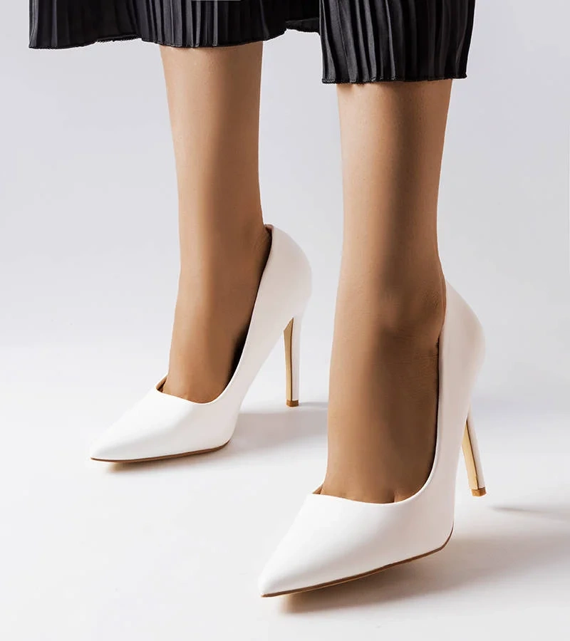 Białe klasyczne szpilki