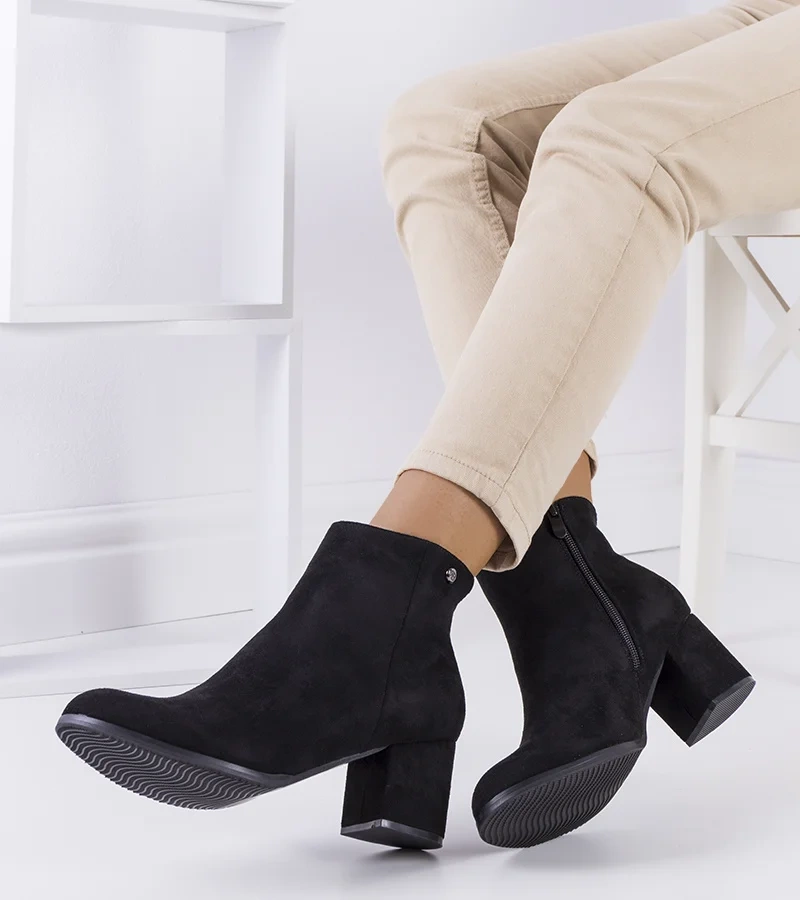 Czarne botki na obcasie eko-zamsz