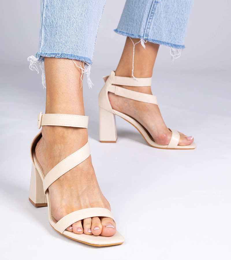 Hers Beżowe sandały na słupku ze sprzączką