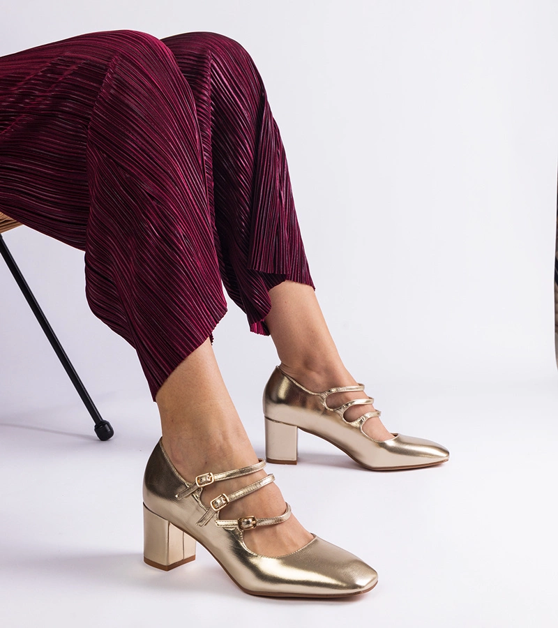 Hers czółenka damskie złote na słupku z ozdobnymi sprzączkami