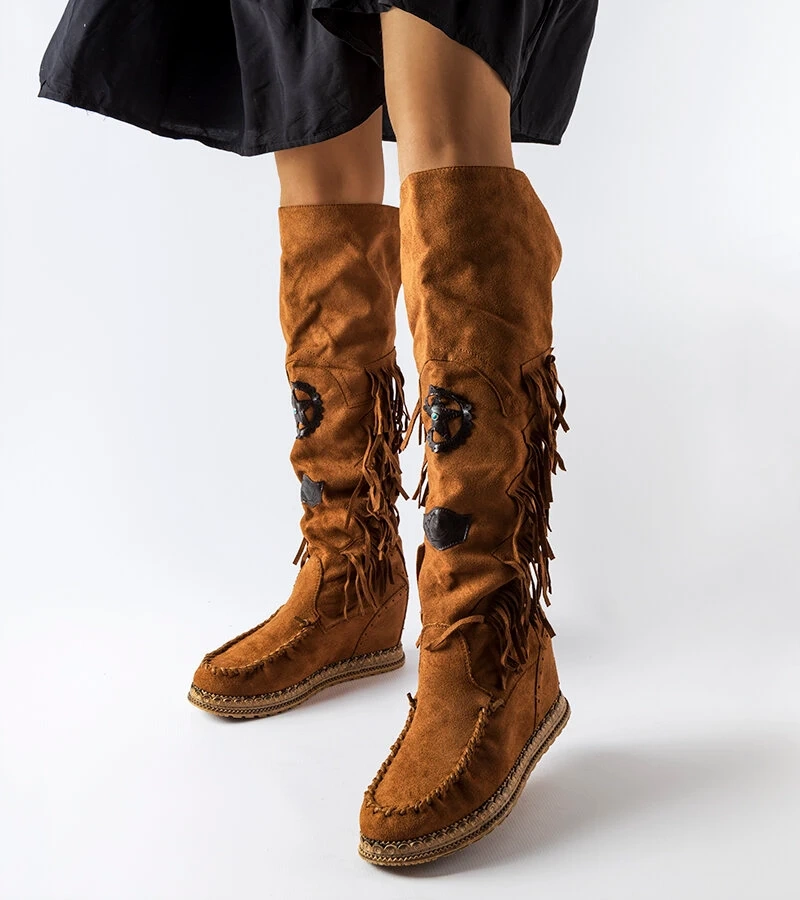 Brązowe kozaki na koturnie z frędzelkami