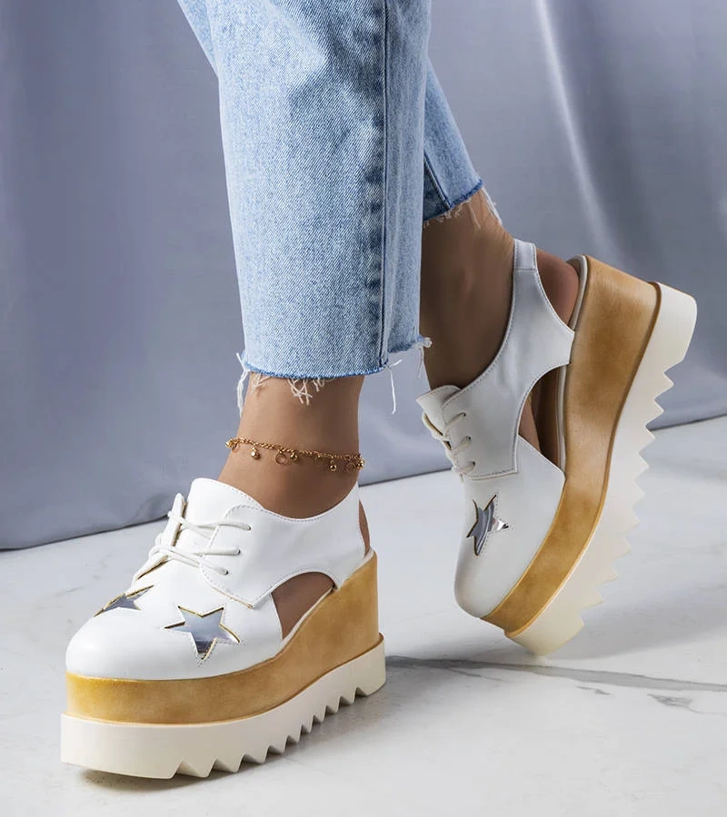 Białe półbuty na koturnie