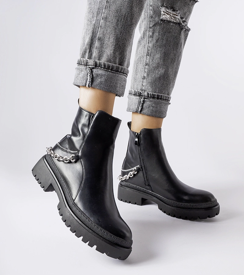 Czarne trapery z łańcuszkiem