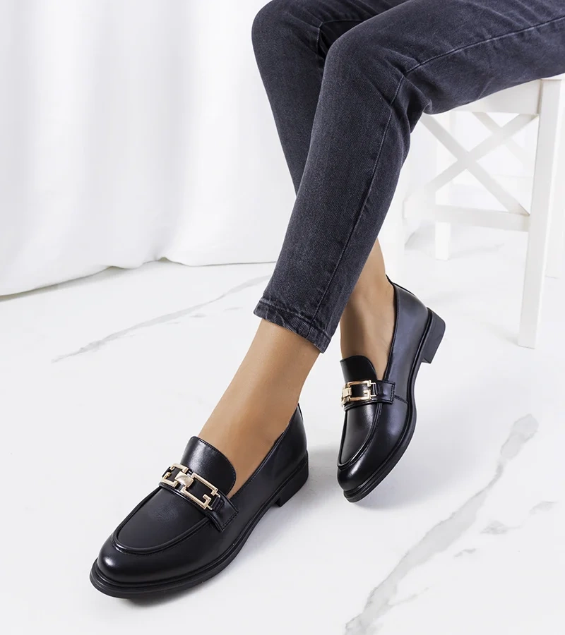 Modne czarne mokasyny