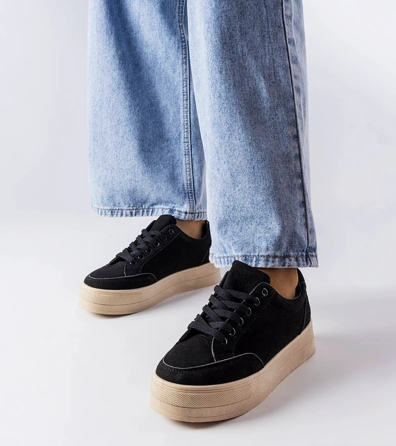Czarne sneakersy na platformie