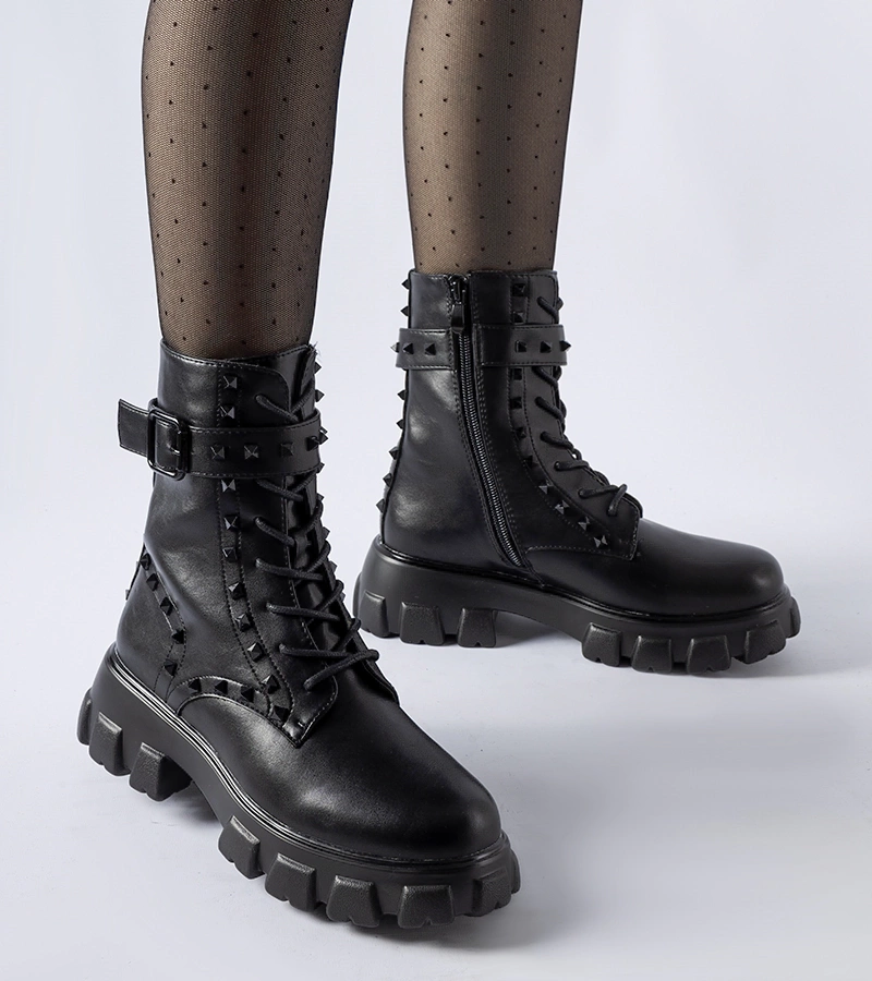 Czarne workery ozdobione ćwiekami