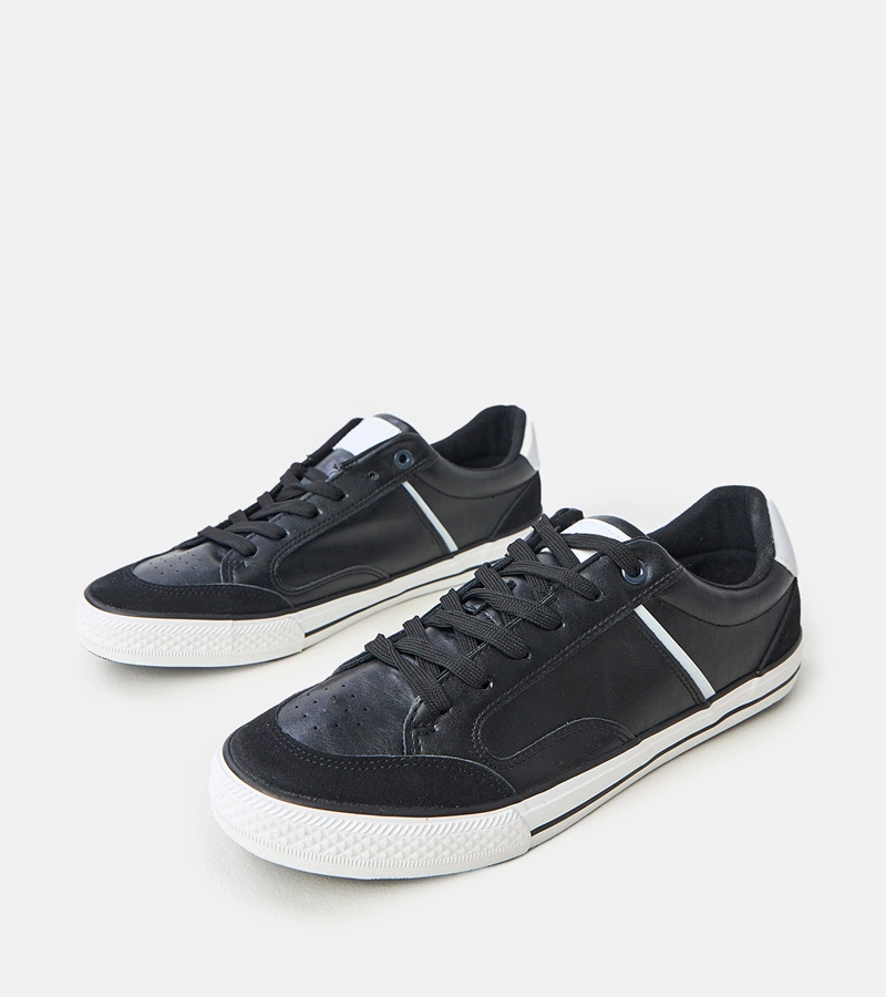 Czarne trampki męskie z białymi wstawkami