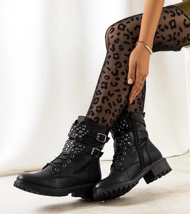 Czarne botki zdobione  ćwiekami