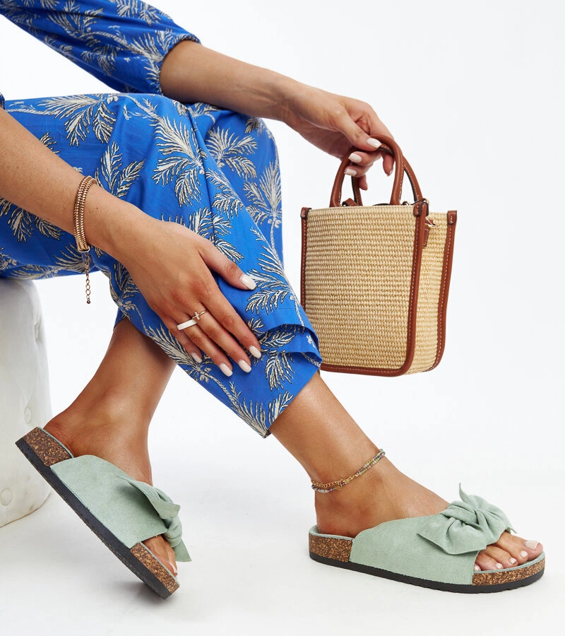 Jasnozielone klapki na korkowej podeszwie