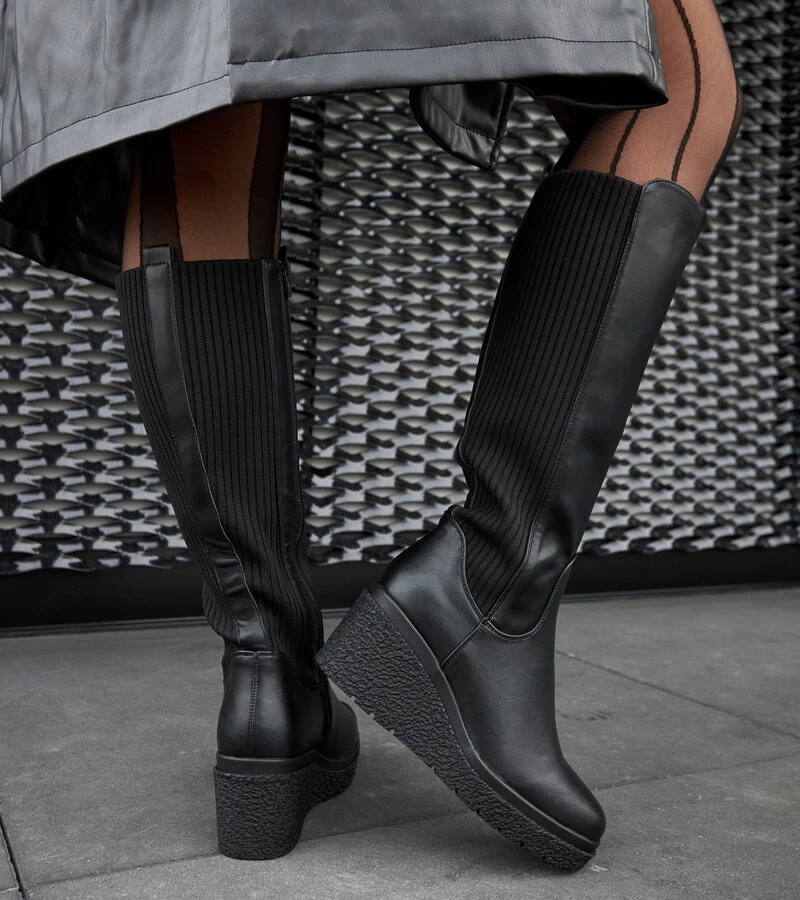 Czarne ocieplane kozaki na koturnie