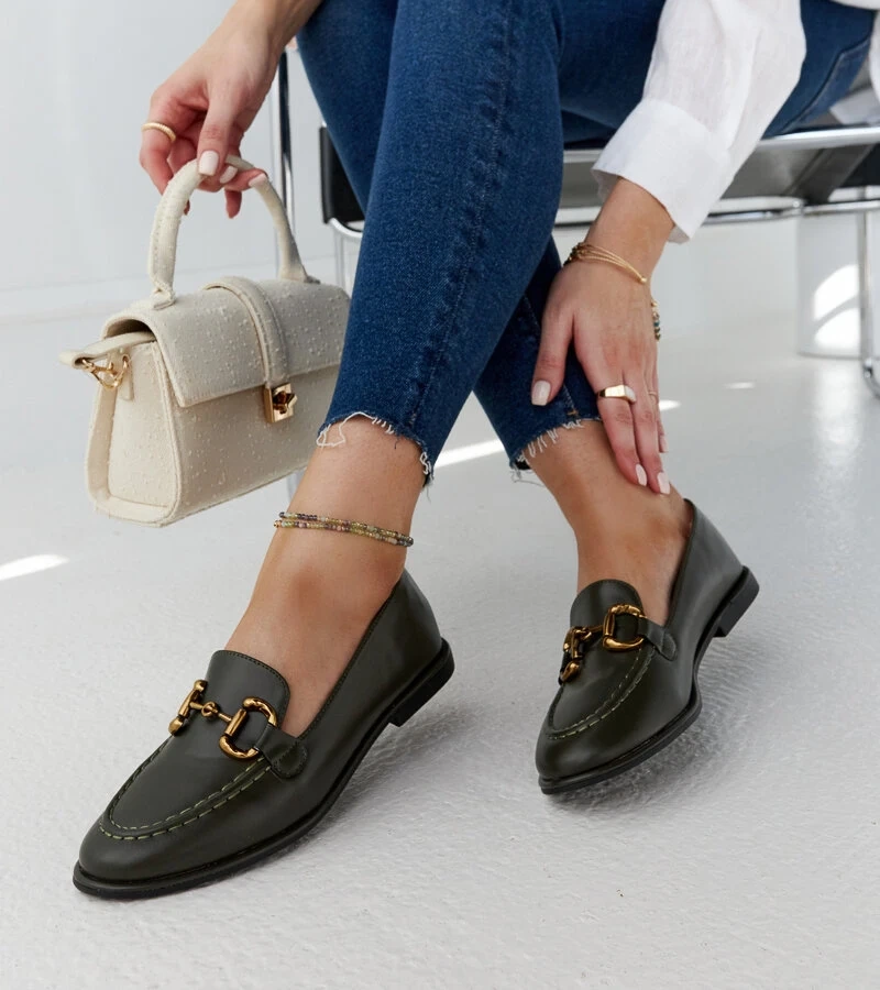 Ciemnozielone mokasyny z klamerką