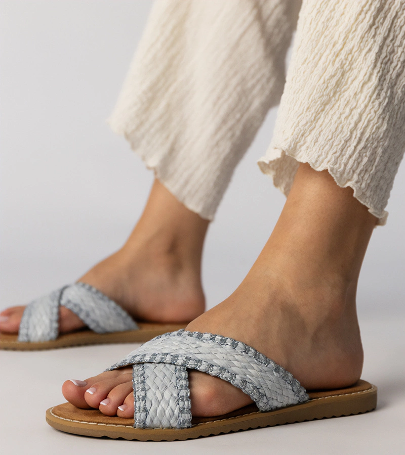 Hers Niebieskie klapki damskie plecione