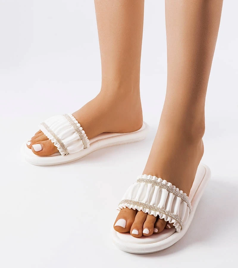 Białe klapki zdobione cyrkoniami i marszczeniem