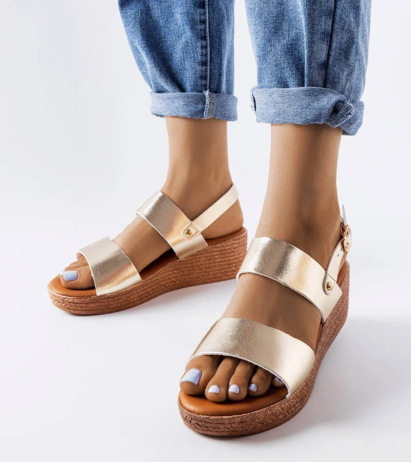 Złote sandały za koturnie