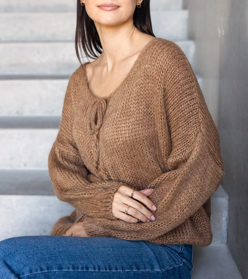 Brązowy wiązany sweterek