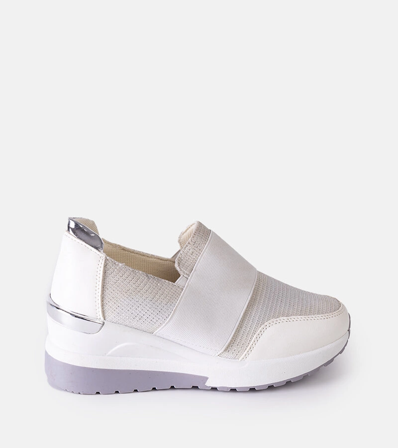 Białe sneakersy na grubej podeszwie