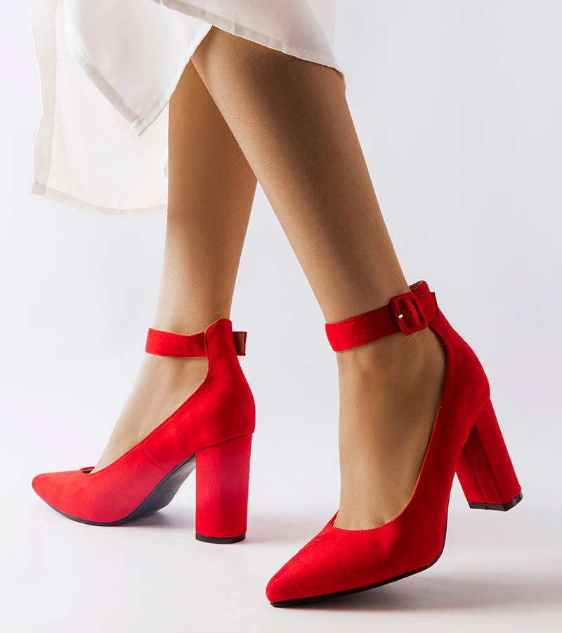 Czerwone czółenka na wysokim słupku