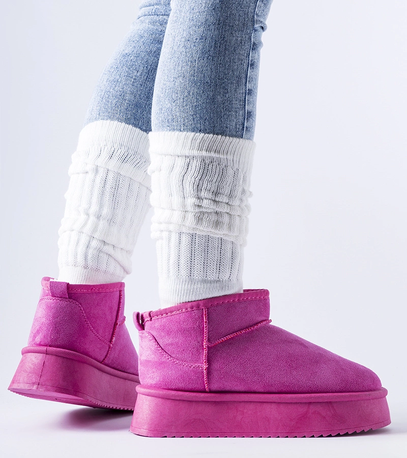 Różowe ocieplane śniegowce na platformie