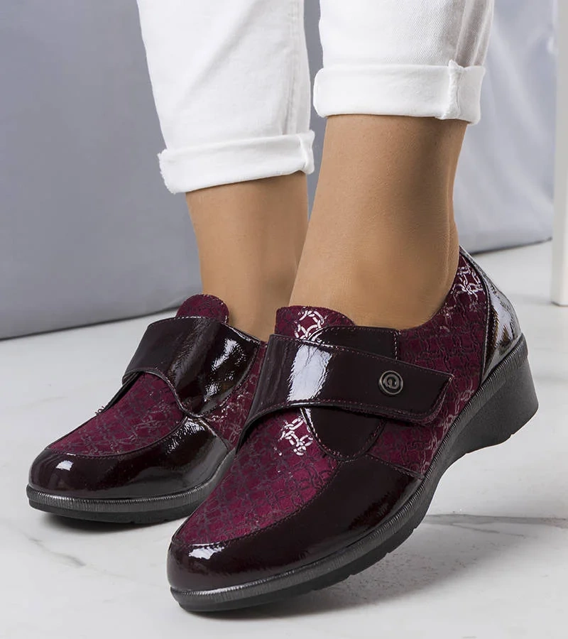 Bordowe zdobione półbuty na koturnie