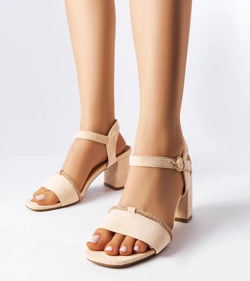 Beżowe eleganckie sandały na słupku ozdobione cyrkoniami