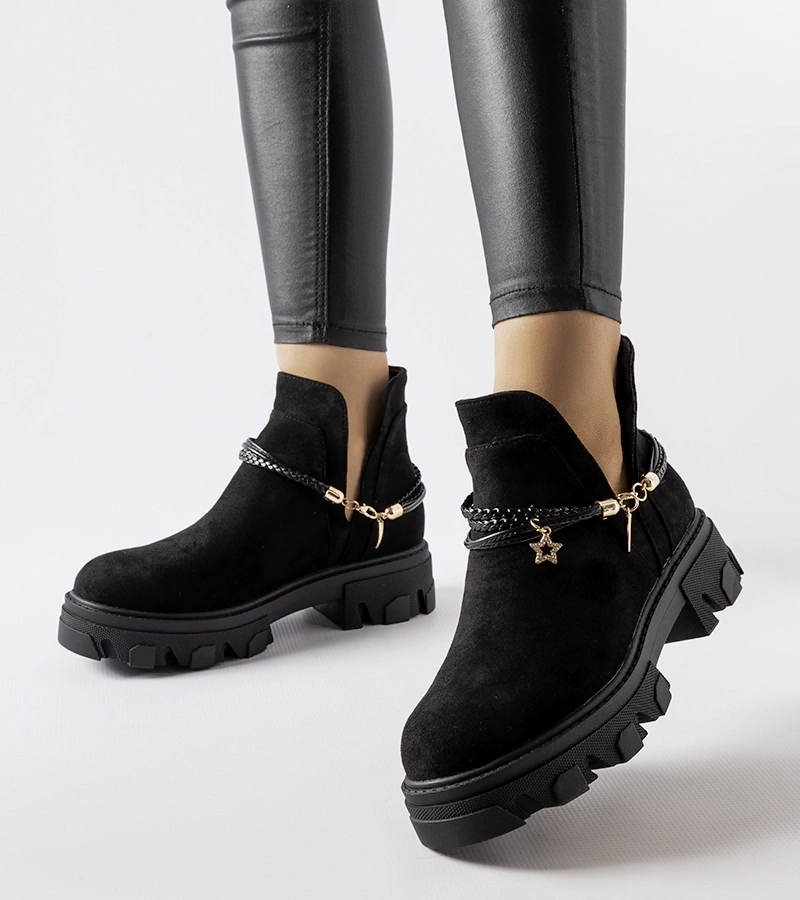 Czarne wycięte botki z bransoletką