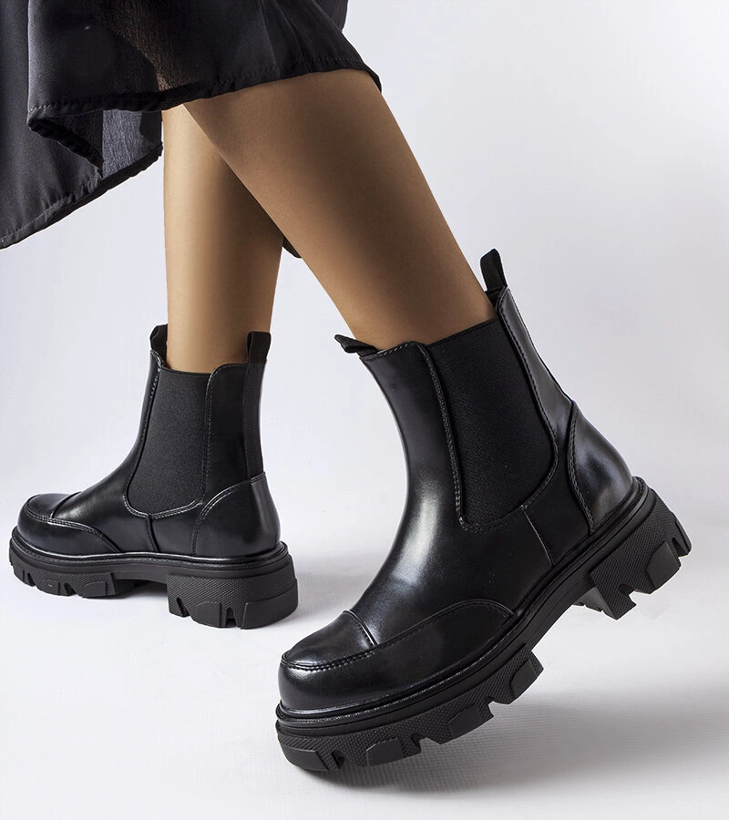 Czarne workery z gumowymi wstawkami