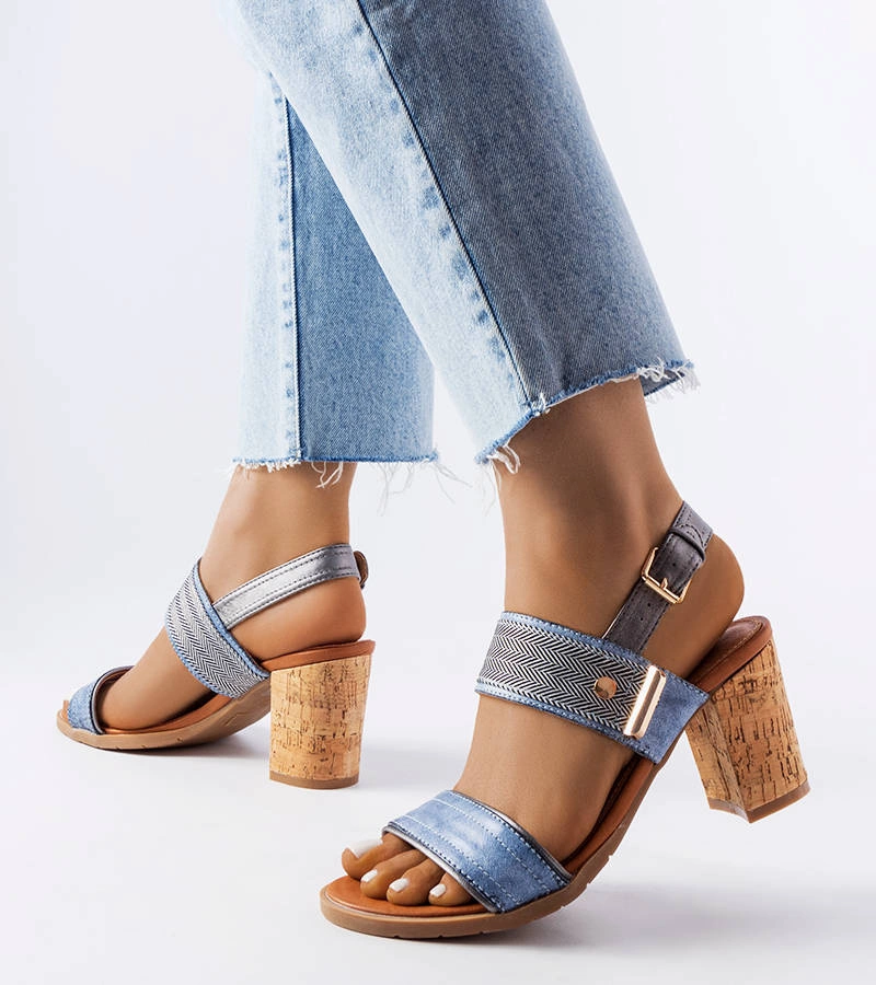 Granatowe sandały na słupku