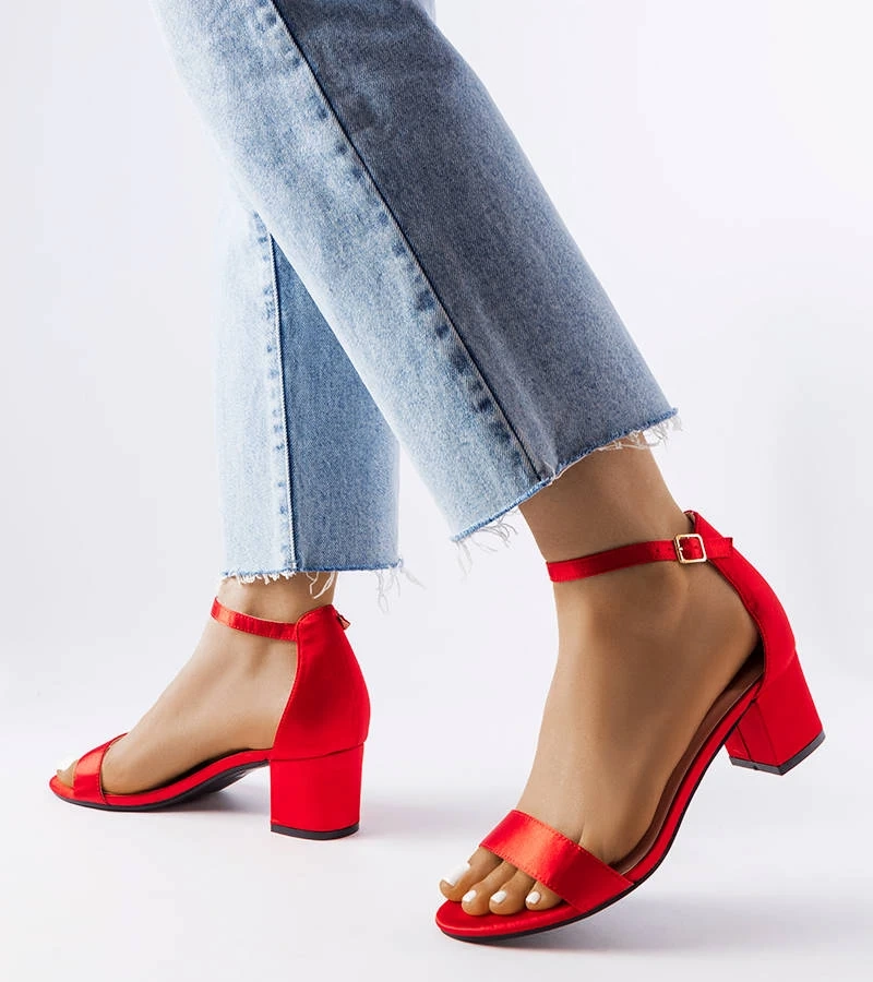Czerwone eleganckie sandały na słupku