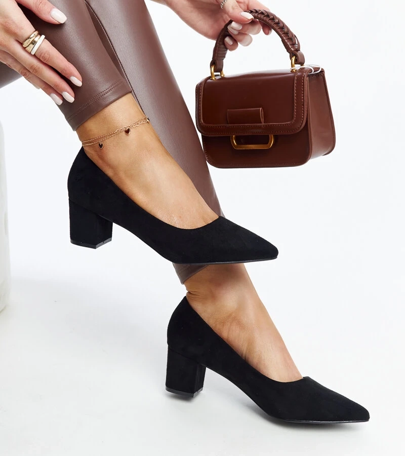 Czarne czółenka na słupku