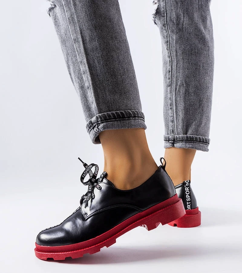 Czarne półbuty z kolorową podeszwą i lampasem