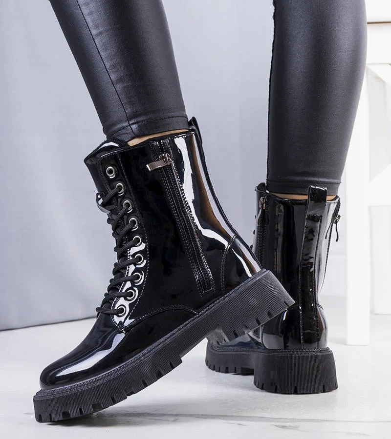 Czarne ocieplane traperki lakierowane