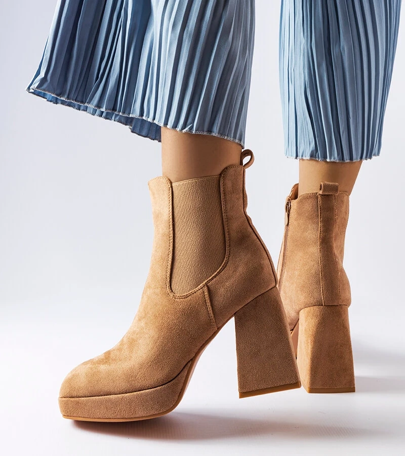 Beżowe botki na masywnym słupku