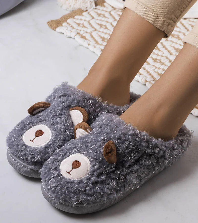 Szare puchate kapcie