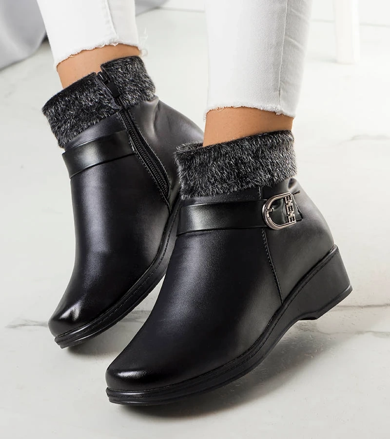 Czarne botki na koturnie z futerkiem