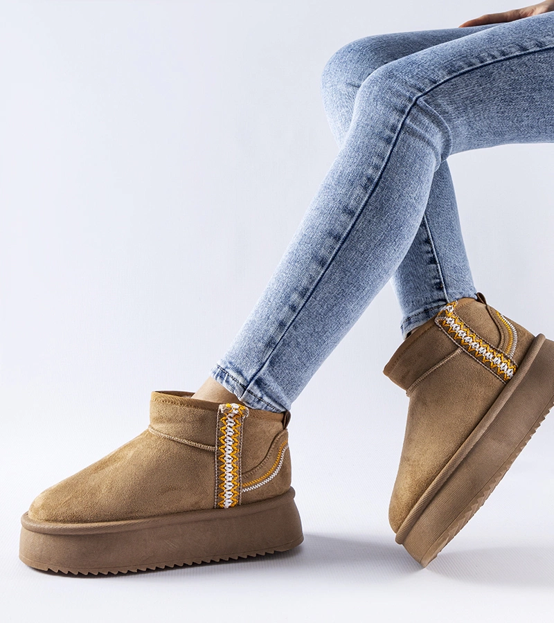 Ciemnobeżowe śniegowce na platformie