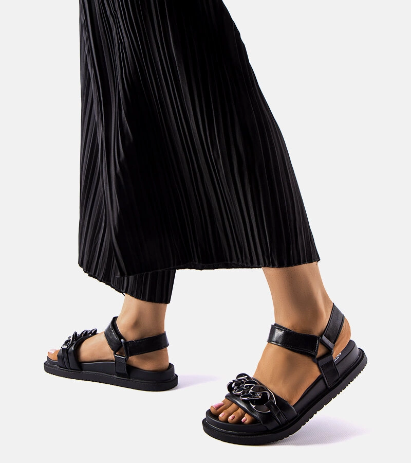 Czarne sandały zdobione łańcuchem