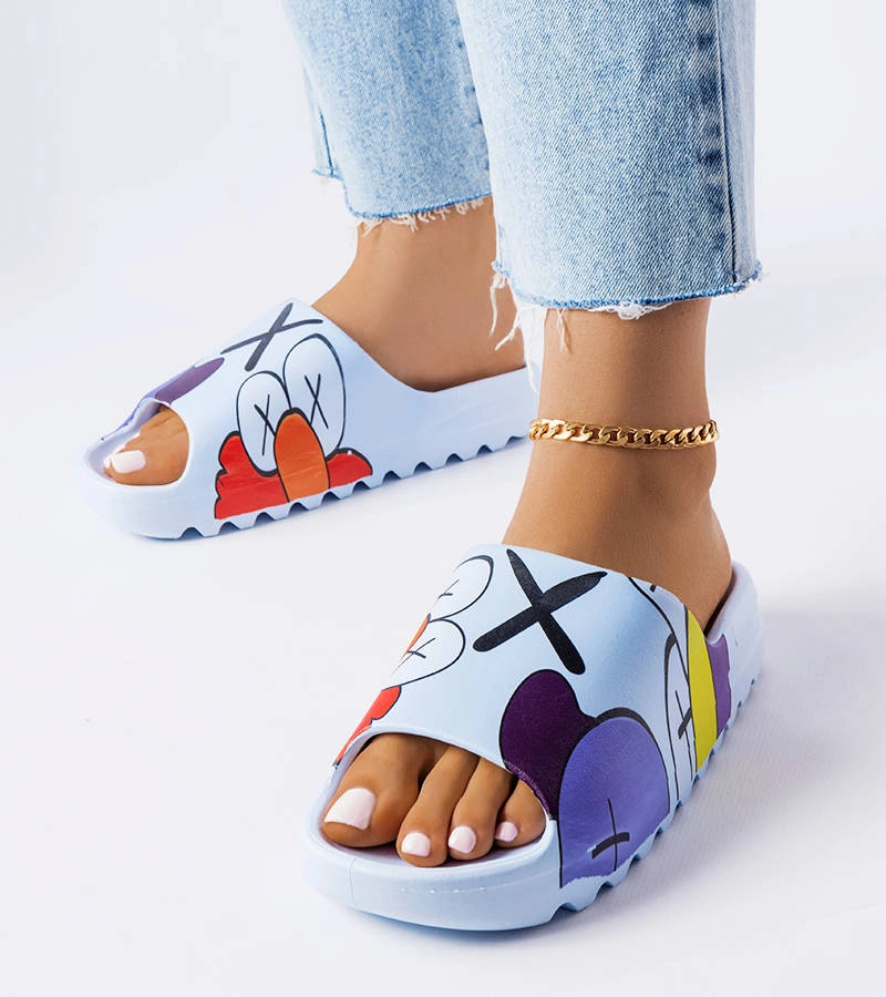 Niebieskie klapki gumowe ozdobione nadrukami