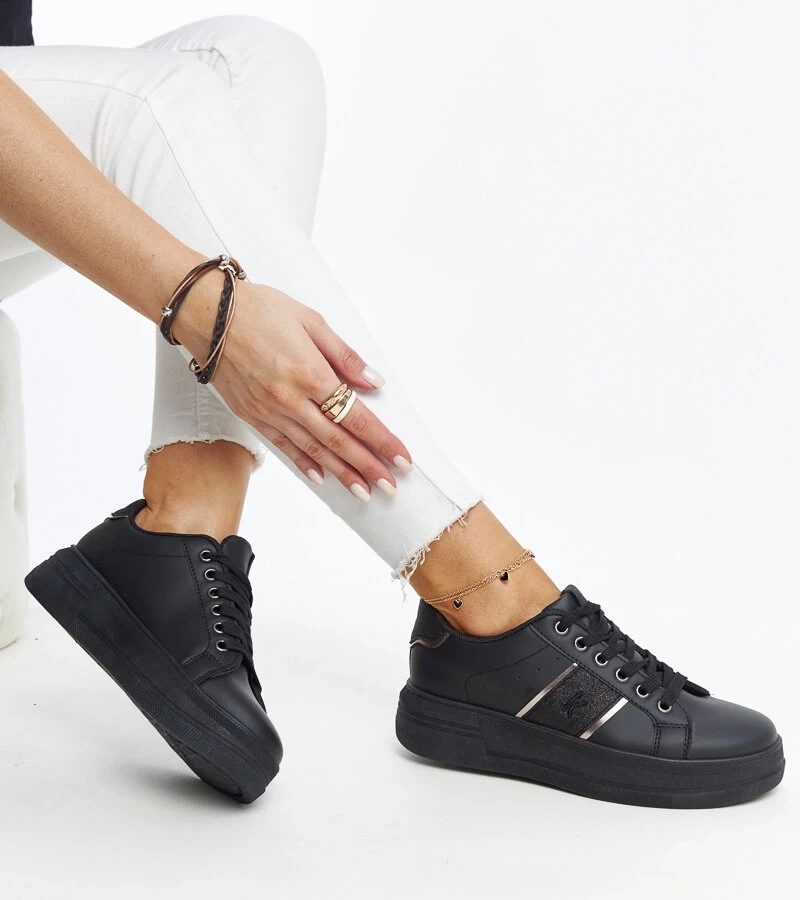 Czarne sneakersy na grubszej podeszwie