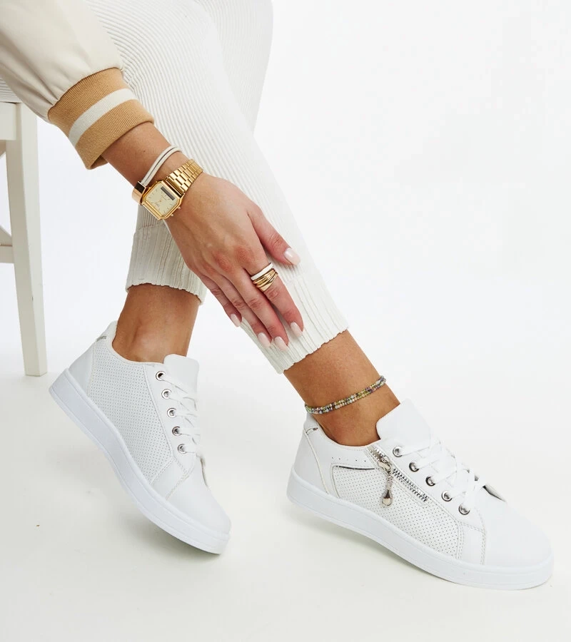 Białe buty sportowe zdobione perforacją