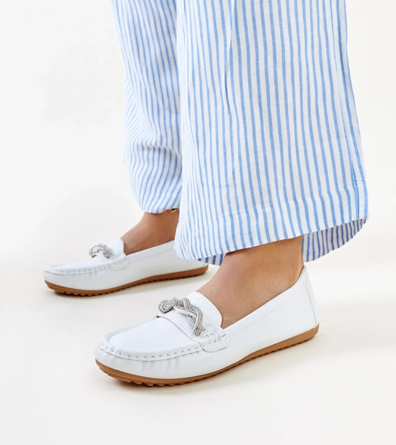 Białe mokasyny zdobione cyrkoniami