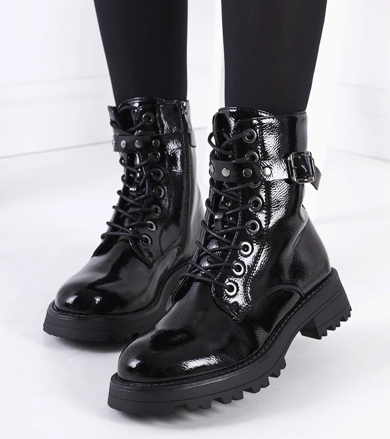 Czarne traperki lakierowane