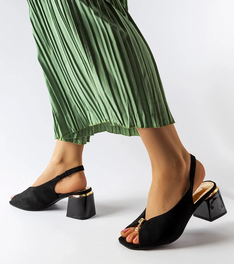 Czarne eleganckie sandały na słupku