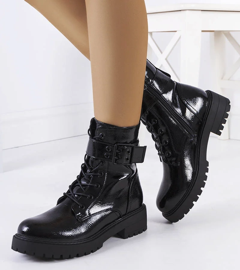 Czarne traperki lakierowane