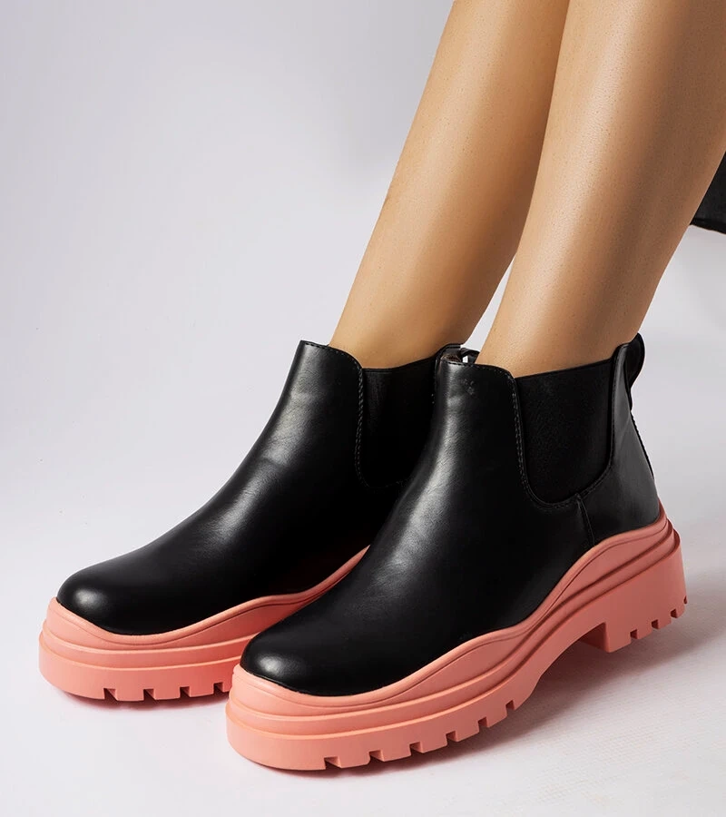 Czarne botki z różową podeszwą