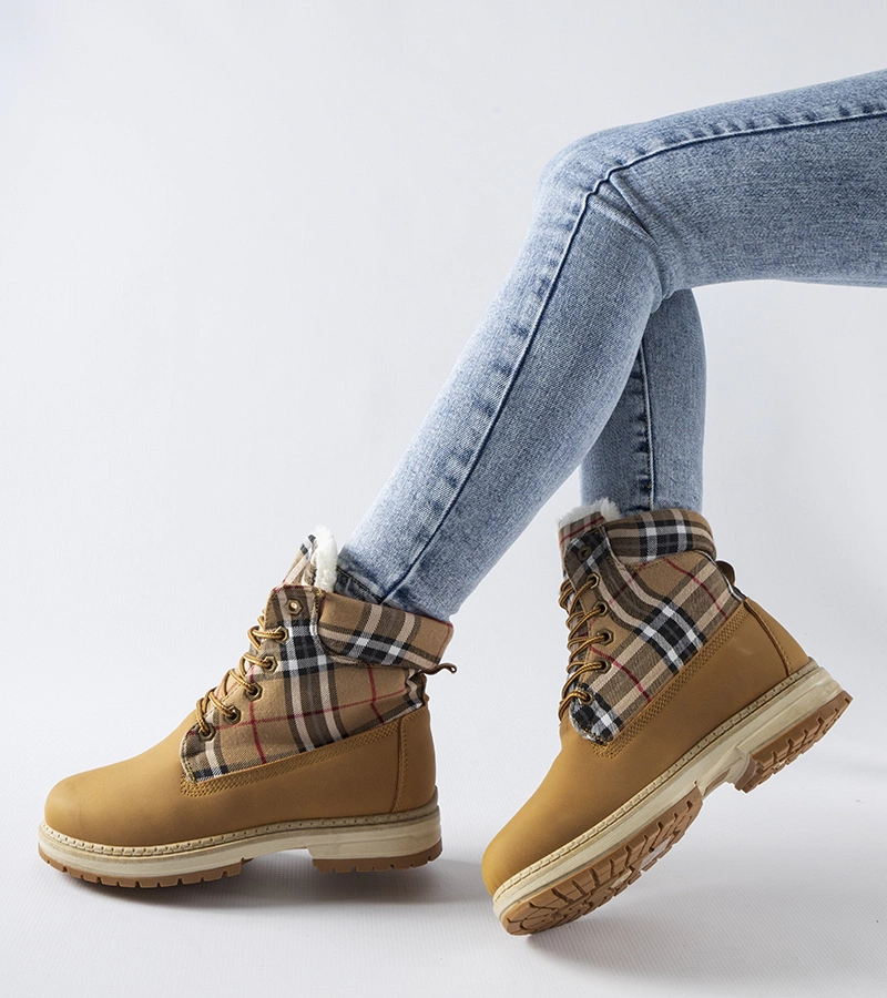 Brązowe ocieplane trapery zdobione kratką