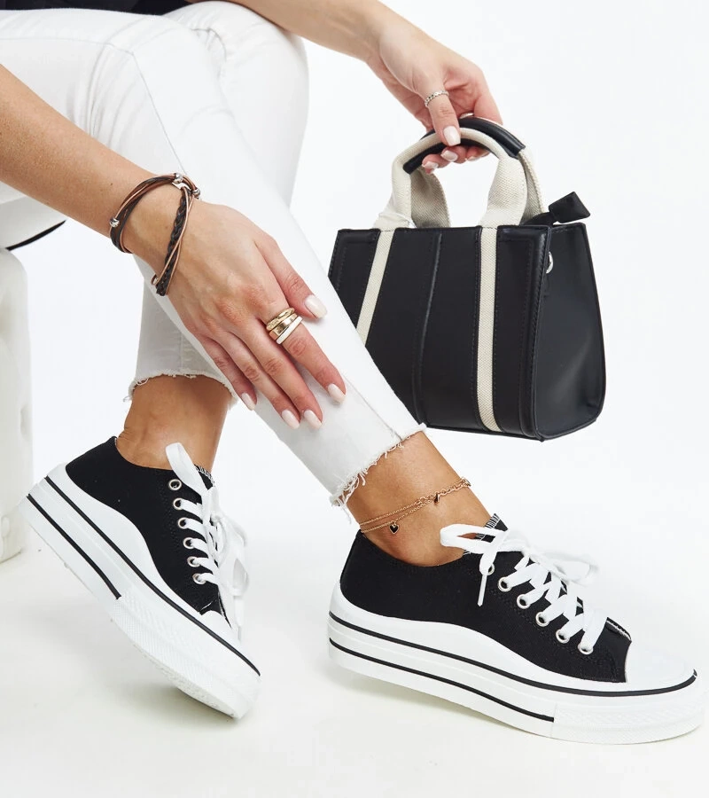 Czarne trampki na grubej podeszwie