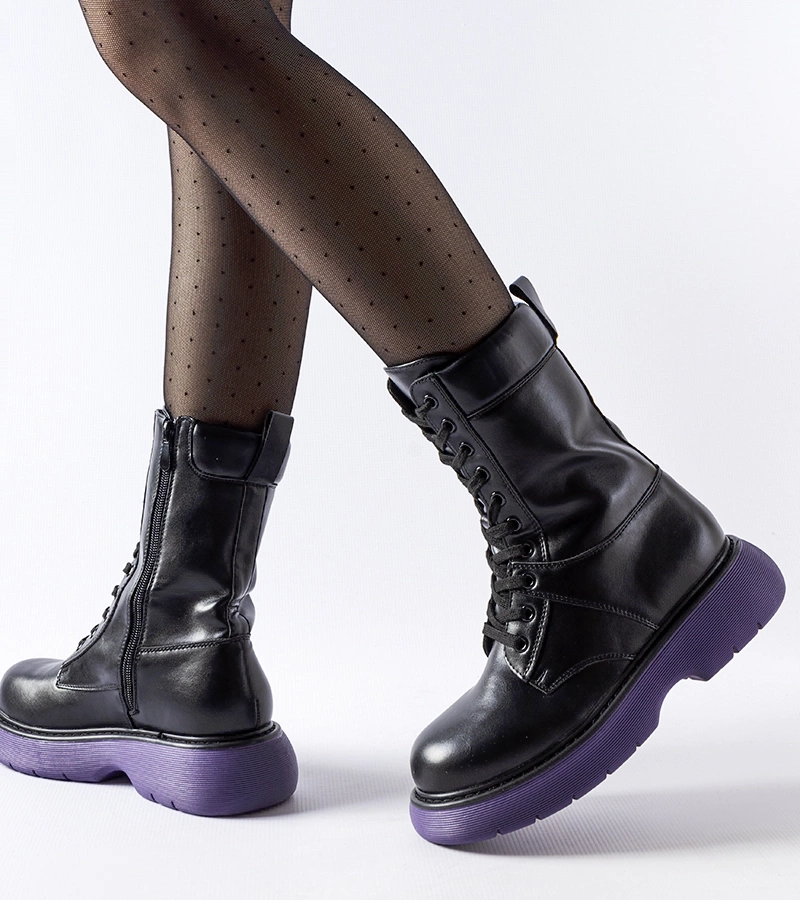 Czarne ocieplane buty z fioletowa podeszwą