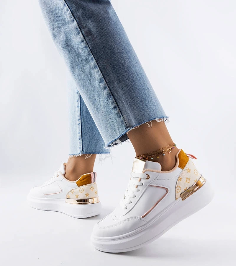 Białe sneakersy ze zdobionym zapiętkiem